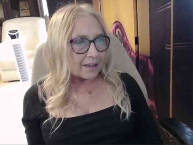 BlondeSofia webcam