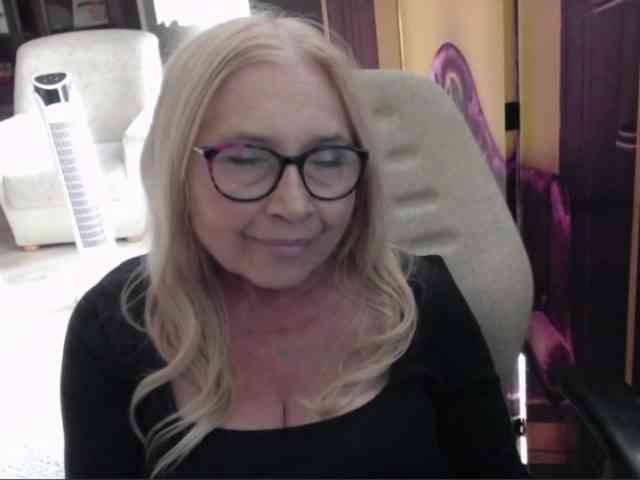 BlondeSofia webcam
