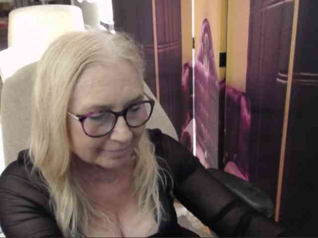 BlondeSofia webcam