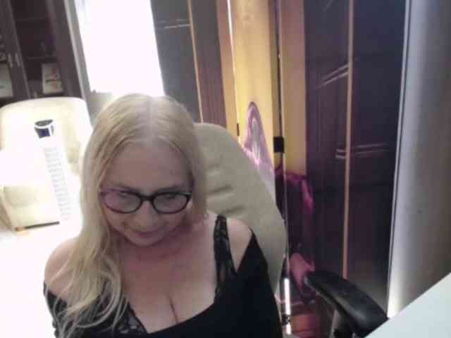 BlondeSofia webcam
