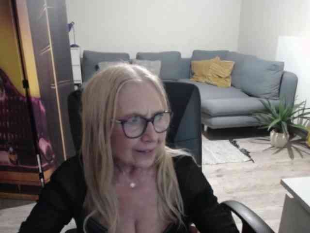BlondeSofia webcam