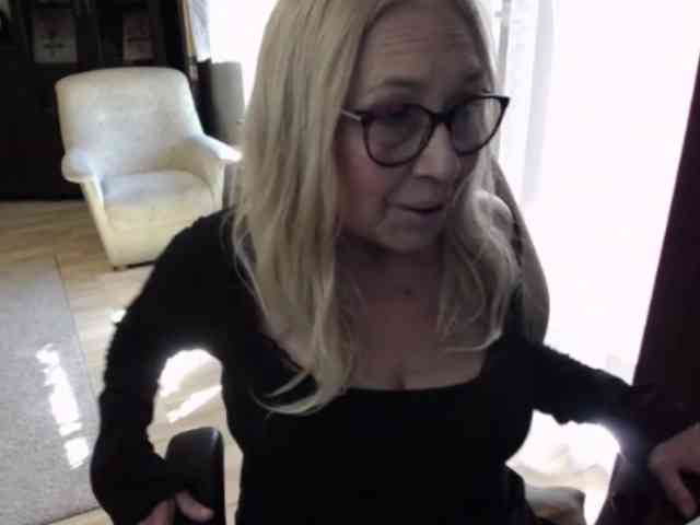 BlondeSofia webcam