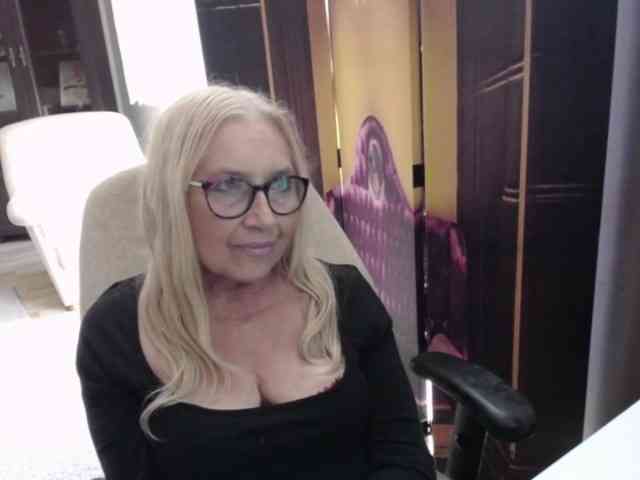 BlondeSofia webcam