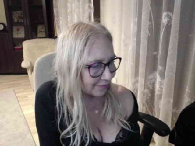 BlondeSofia webcam