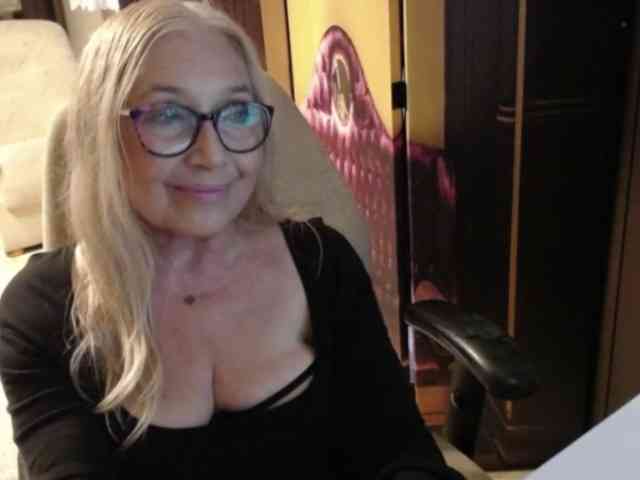 BlondeSofia webcam