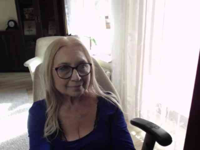 BlondeSofia webcam