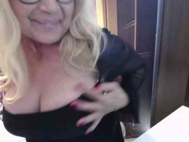 BlondeSofia webcam