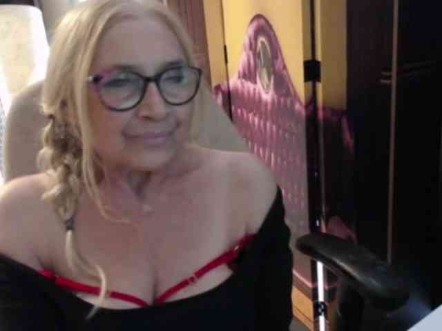BlondeSofia webcam