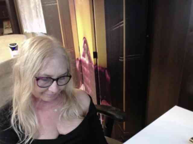 BlondeSofia webcam