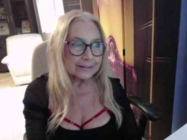 BlondeSofia webcam
