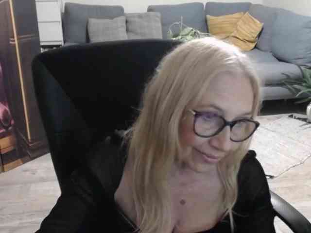 BlondeSofia webcam