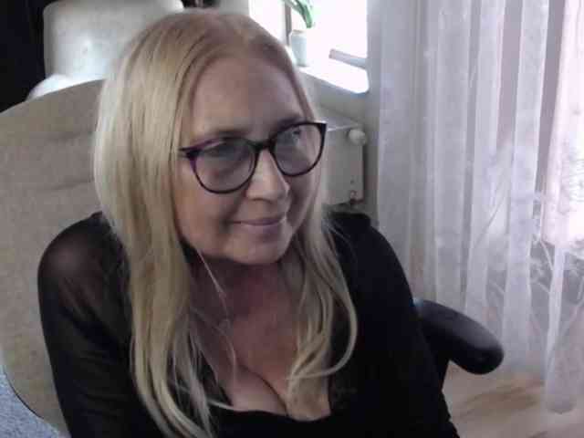 BlondeSofia webcam