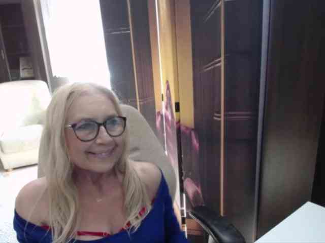 BlondeSofia webcam