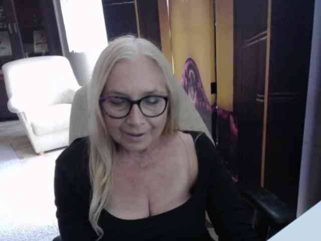 BlondeSofia webcam