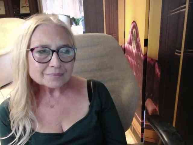 BlondeSofia webcam