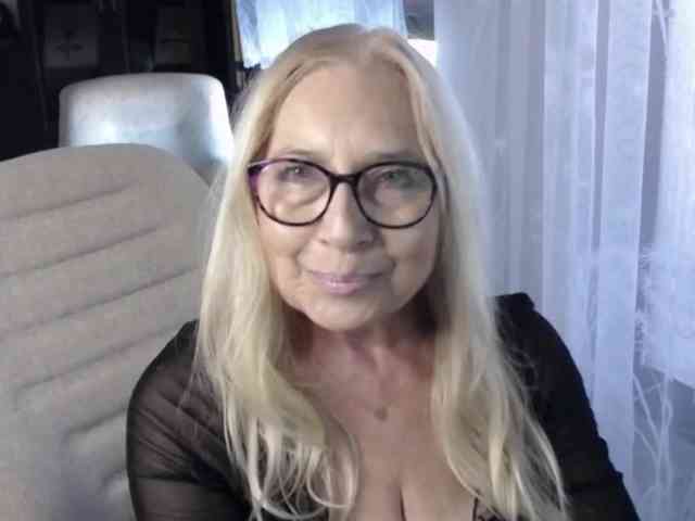 BlondeSofia webcam