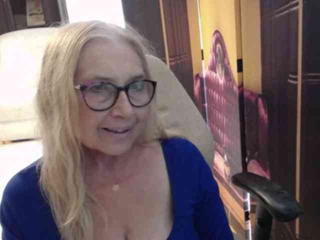 BlondeSofia webcam