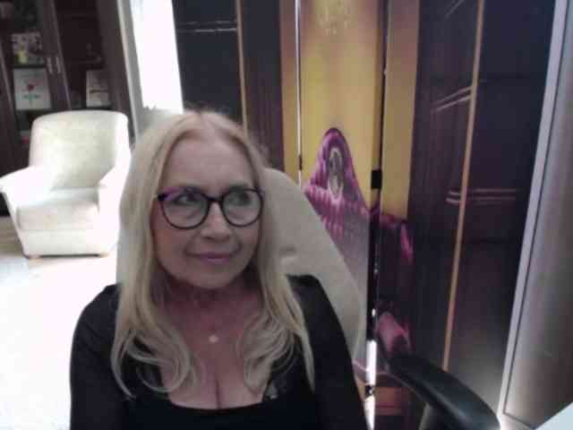 BlondeSofia webcam