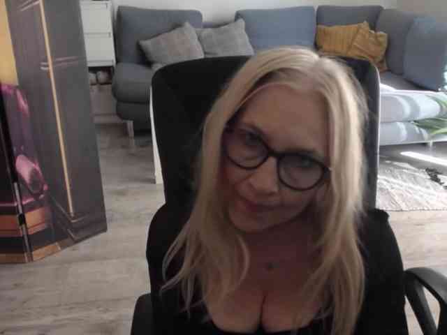 BlondeSofia webcam