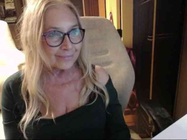 BlondeSofia webcam