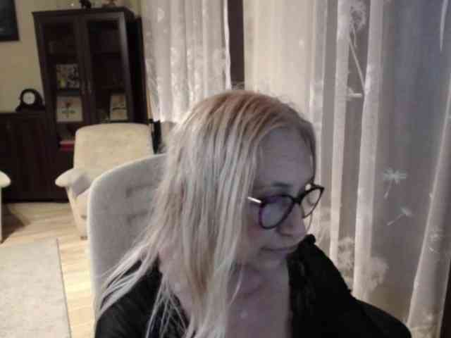 BlondeSofia webcam
