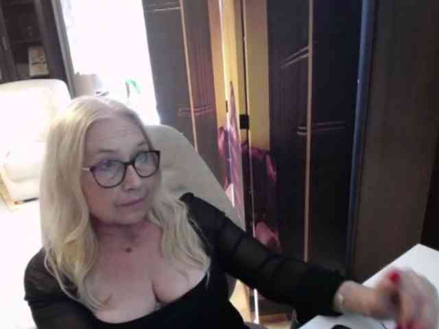 BlondeSofia webcam