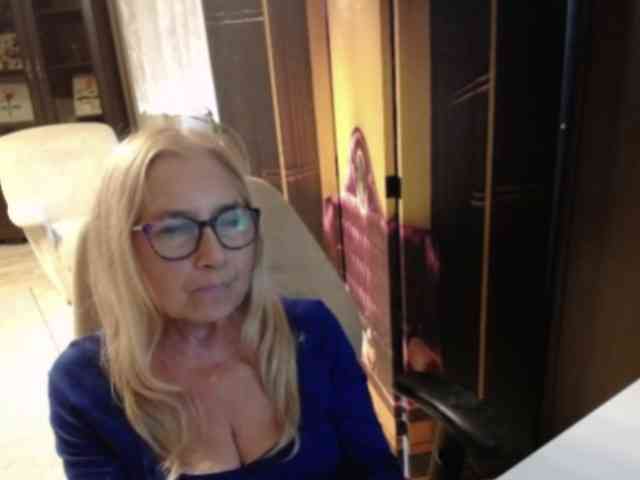BlondeSofia webcam