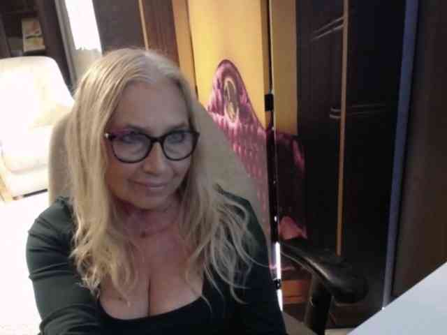 BlondeSofia webcam