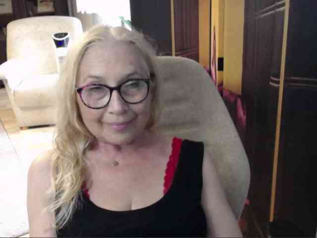 BlondeSofia webcam