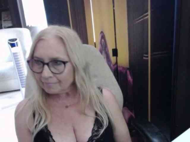 BlondeSofia webcam