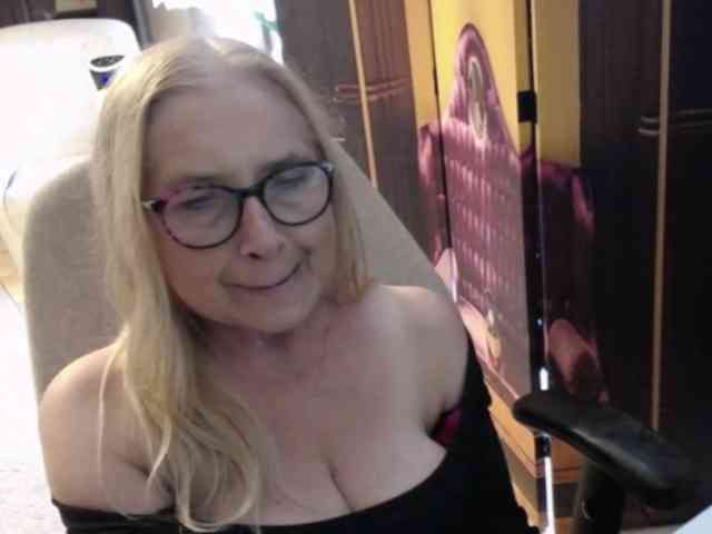 BlondeSofia webcam