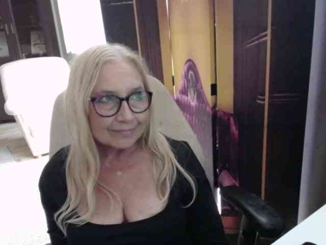 BlondeSofia webcam