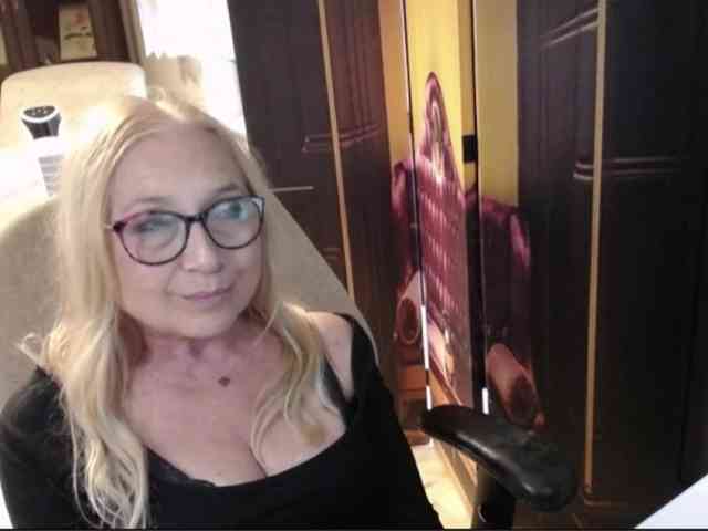 BlondeSofia webcam