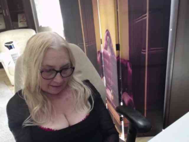 BlondeSofia webcam