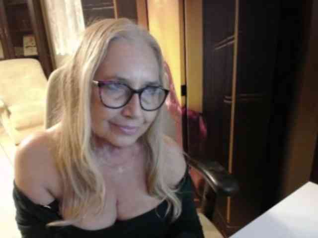BlondeSofia webcam