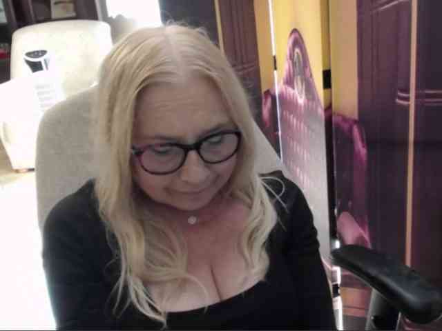 BlondeSofia webcam