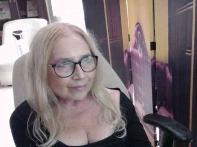 BlondeSofia webcam
