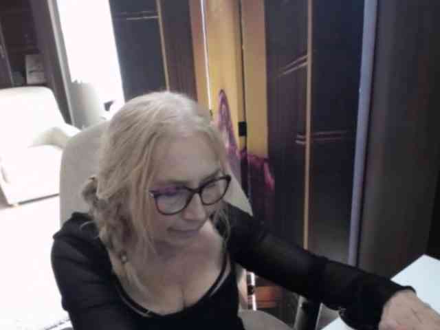 BlondeSofia webcam