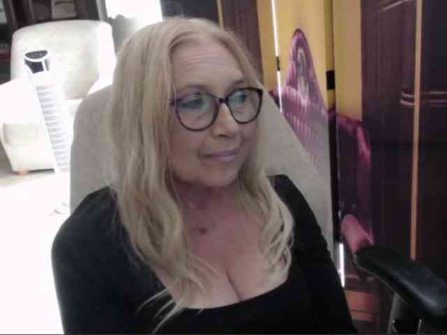 BlondeSofia webcam