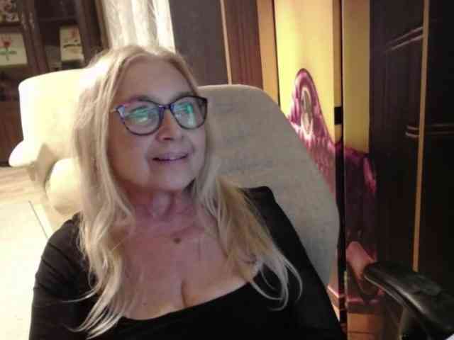 BlondeSofia webcam
