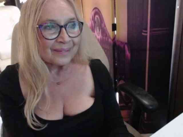 BlondeSofia webcam