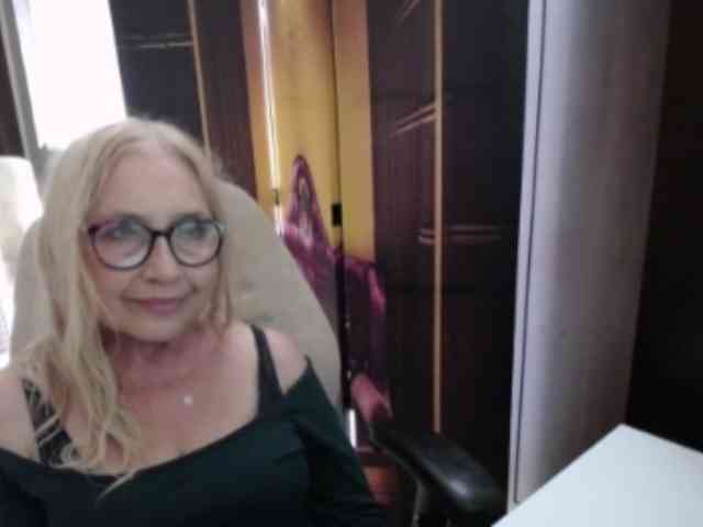BlondeSofia webcam