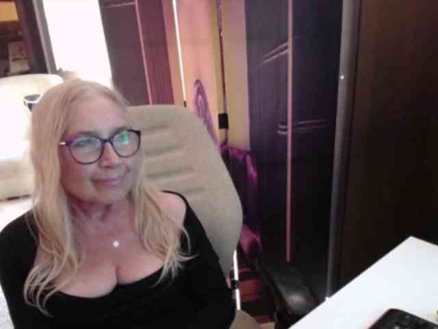 BlondeSofia webcam