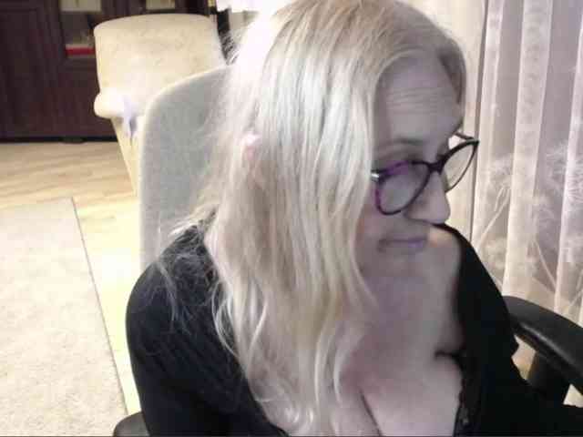 BlondeSofia webcam