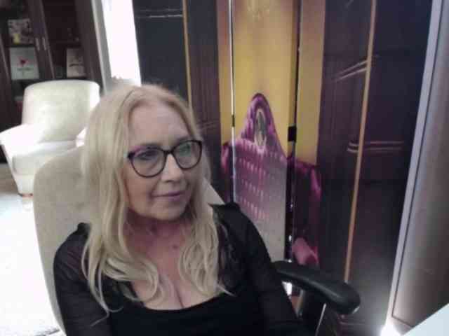 BlondeSofia webcam