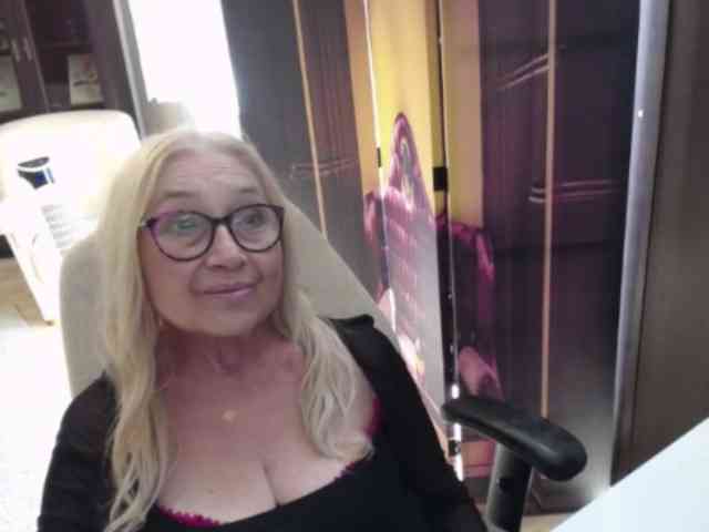 BlondeSofia webcam