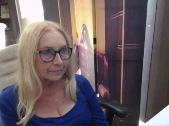BlondeSofia webcam