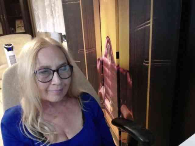 BlondeSofia webcam