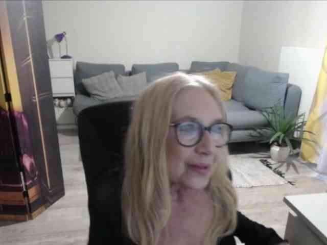 BlondeSofia webcam