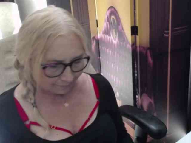 BlondeSofia webcam